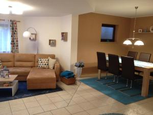 una sala de estar con un sofá y una mesa en FeWo Familie Walther, en Markdorf