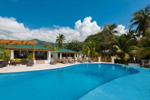 Bazén v ubytování Paraiso Rainforest and Beach Hotel nebo v jeho okolí