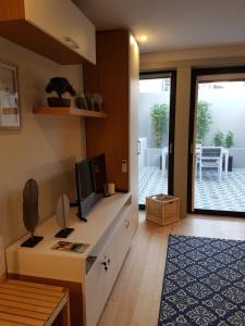 ein Wohnzimmer mit einem TV auf einem Schreibtisch mit einem TV in der Unterkunft Porto Belo Clérigos in Porto