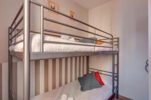 Katil dua tingkat atau katil-katil dua tingkat dalam bilik di Apartment Link BCN Sagrada Familia