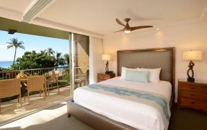 una camera da letto con un letto e un balcone di Mana Kai Maui - Official Onsite Rental Company a Wailea