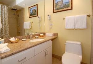 un bagno con lavandino, wc e doccia di Mana Kai Maui - Official Onsite Rental Company a Wailea