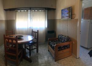 sala de estar con mesa, silla, mesa y silla en Departamento Bellavista Frente al Mar en Miramar