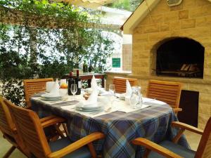 A restaurant or other place to eat at Apartments by the sea Verunic, Dugi otok - 8103
