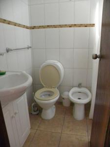 a bathroom with a toilet and a sink at Lindas Vistas Apartment in Piriápolis