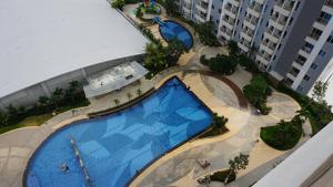 an overhead view of a swimming pool at a hotel at Tanglin Mansion Apartment - Pakuwon Mall in Surabaya