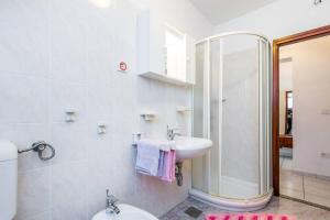 Koupelna v ubytování Apartments Nikola