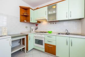 Kuchyň nebo kuchyňský kout v ubytování Apartments Nikola