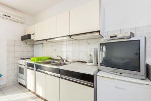 Kuchyň nebo kuchyňský kout v ubytování Apartments Nikola