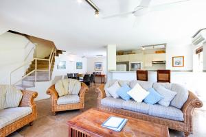 een woonkamer met 2 banken en een tafel bij Alderly Apartment 6, Little Cove in Noosa Heads