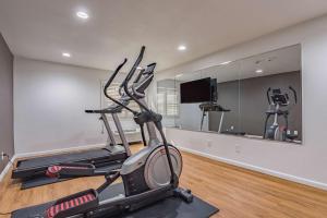 Fitness centrum a/nebo fitness zařízení v ubytování Studio 6-Plano, TX