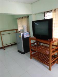 TV a/nebo společenská místnost v ubytování Baan Termsuk