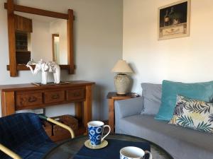 ein Wohnzimmer mit Sofa und Tisch in der Unterkunft Casa Serenity in Lajares + 10 Fotos