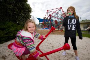 2 kleine Mädchen spielen auf dem Spielplatz in der Unterkunft BIG4 Mornington Peninsula Holiday Park in Frankston