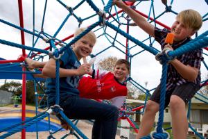 フランクストンにあるBIG4 Mornington Peninsula Holiday Parkの遊び場三人