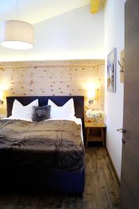 um quarto com uma cama grande e uma parede de madeira em alpin penthouse em Piesendorf