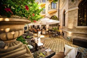 ein Restaurant mit Tischen, Stühlen und Blumen in einem Gebäude in der Unterkunft Hotel Chinar in Chissarja