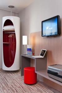 TV a/nebo společenská místnost v ubytování ibis Styles Troyes Centre