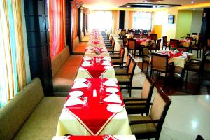 a long row of tables in a restaurant at Ranbanka Heritage Resort 1 km from Bhilwara Railway Station in Bhilwara