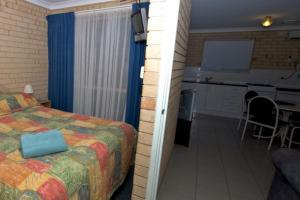 En eller flere senger på et rom på Esperance Beachfront Resort