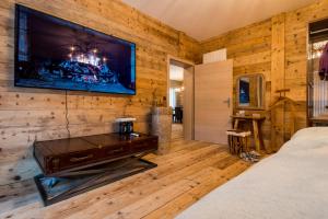 Rúm í herbergi á WOO® Loft Resort