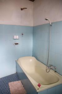 Kamar mandi di Blue Star Bungalows & Cafe