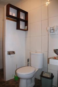 ein Badezimmer mit einer weißen Toilette in einem Zimmer in der Unterkunft Blue Star Bungalows & Cafe in Amed