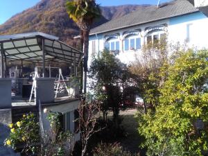 une maison avec un palmier dans la cour dans l'établissement CASA VACANZE "LA QUIETE", à Nonio