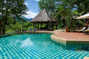 einen Pool mit Pavillon und ein Resort in der Unterkunft Hillside - Nature Lifestyle Lodge in Luang Prabang