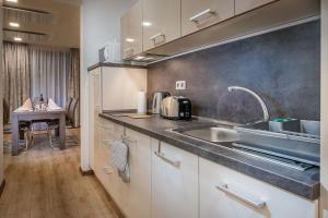 Kuchyň nebo kuchyňský kout v ubytování Apartmánový Dom Kriváň + 37 fotografií