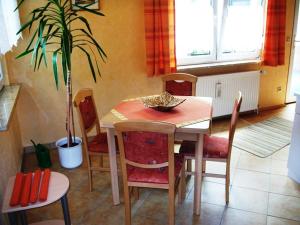 mesa de comedor y sillas con maceta en Ferienwohnung am Kurpark, en Bad Frankenhausen