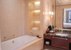Uma casa de banho em Carp Islet Resort Fuzhou