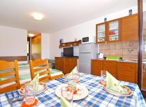 Kuchyňa alebo kuchynka v ubytovaní Apartment Stipe 1444