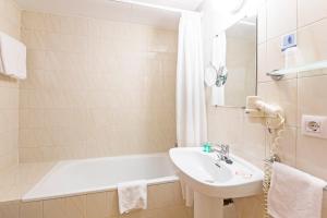 Un baño de Hotel Marfany