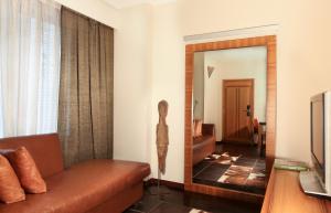 Hotel Gran Derby Suites, a Small Luxury Hotel of the World的电视和/或娱乐中心