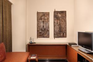 Hotel Gran Derby Suites, a Small Luxury Hotel of the World的电视和/或娱乐中心
