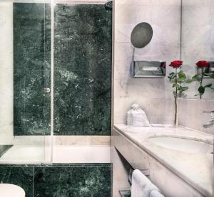 巴塞罗那Hotel Gran Derby Suites, a Small Luxury Hotel of the World的带淋浴和水槽的浴室 更多37张照片