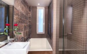 Hotel Gran Derby Suites, a Small Luxury Hotel of the World的一间浴室