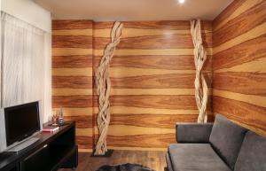 Hotel Gran Derby Suites, a Small Luxury Hotel of the World的电视和/或娱乐中心
