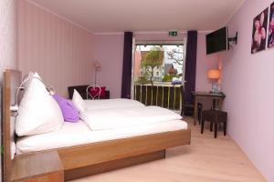 a bedroom with a bed and a table and a window at Gret-Stube in Weilheim