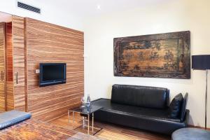 Hotel Gran Derby Suites, a Small Luxury Hotel of the World的电视和/或娱乐中心