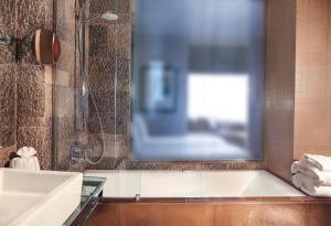 Hotel Gran Derby Suites, a Small Luxury Hotel of the World的一间浴室