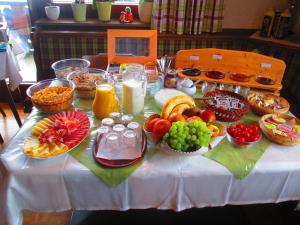 un tavolo con un mucchio di frutta e altri prodotti alimentari di Pension Anderlehof a Sankt Lorenzen im Lesachtal