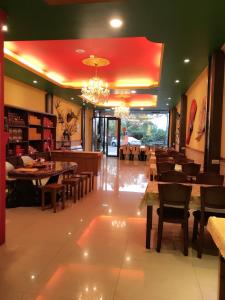 um restaurante com mesas e cadeiras e um lustre em Sun Moon Lake Tan Hsiang Yu B&B em Yuchi