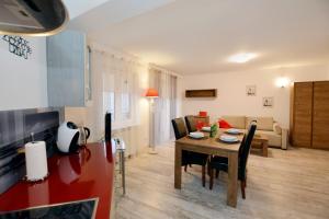 Kuchyňa alebo kuchynka v ubytovaní Apartament przy Latarni Morskiej + 24 fotografií