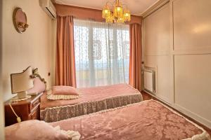 Corsanico-BargecchiaにあるVilla Sophiaのベッドルーム1室(ベッド2台、窓付)