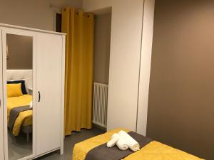 1 dormitorio con 2 camas y espejo en My Home, en Gravina in Puglia