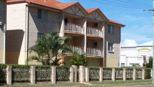 un edificio con una valla delante en Sylvan Beach Resort, en Bellara