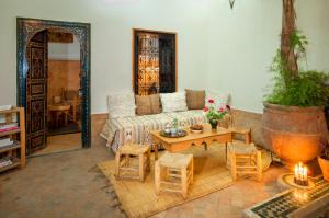 een woonkamer met een bank en een tafel bij Riad Dar Jdati in Marrakesh