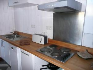 カスティヨン・ラ・バタイユにあるMaison de Vinのキッチン(コンロ付) 洗面台の横にあるトップオーブン
